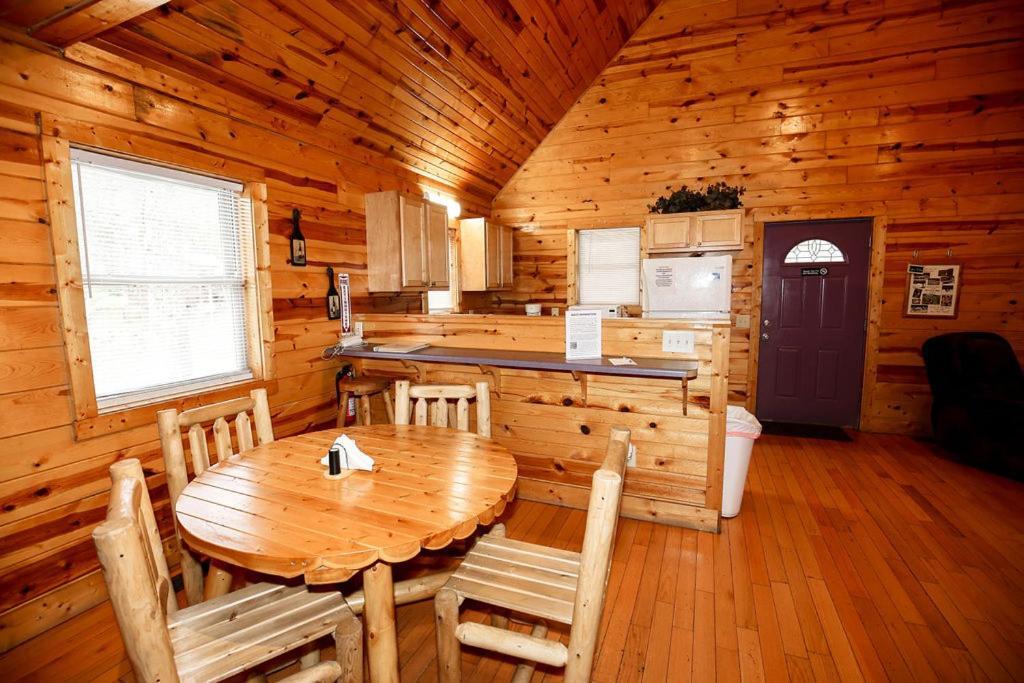 The Cabins At Pine Haven - Beckley Beaver エクステリア 写真